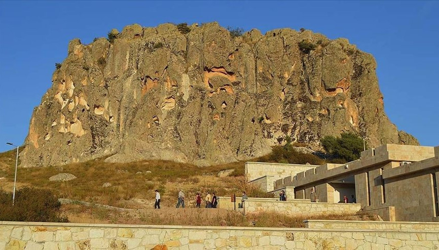 Frigyada tarihi eserlerin üzerine yazılan yazılar siliniyor