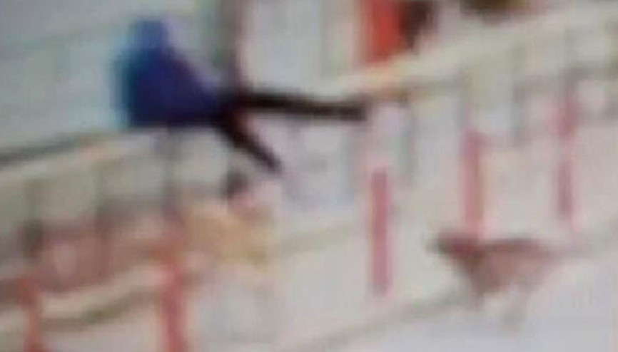 Köpekten kaçarken 6 metre yükseklikten böyle düştü