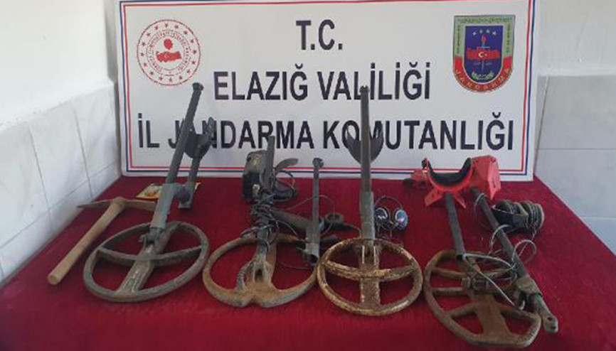 Elazığ’da kaçak kazıya 4 gözaltı Elazığ’da kaçak kazıya 4 gözaltı
