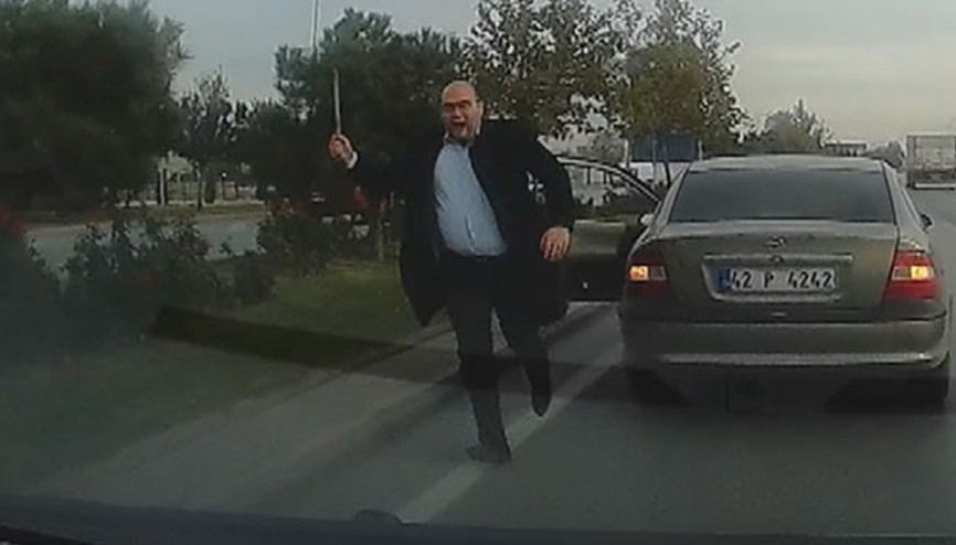 Son dakika haberi: Trafikte levye ile kovaladı.. Kendini böyle savundu.. İşte o görüntüler