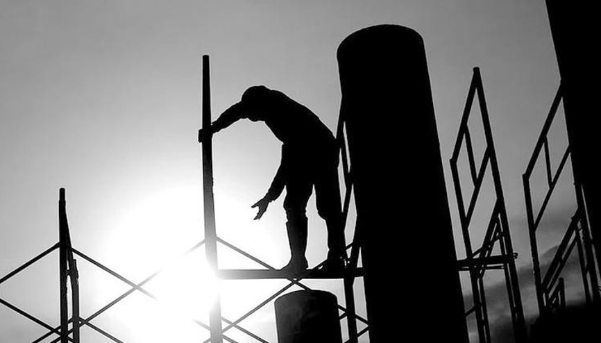 Adanada inşaat boşluğuna düşen kadın yaralandı