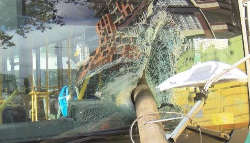 Otobüsün camından direk girdi Şoför kıl payı ölümden döndü