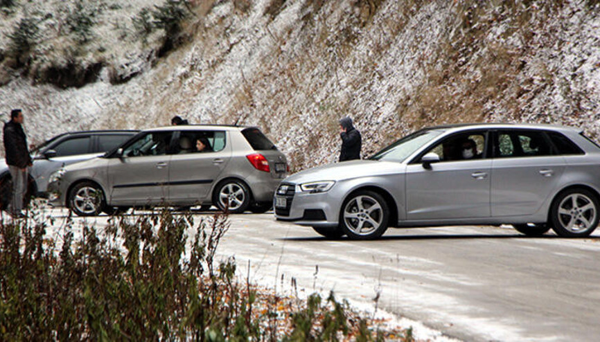 Son dakika haber... Yedigöller yolu kar ve buzlanma nedeniyle trafiğe kapatıldı