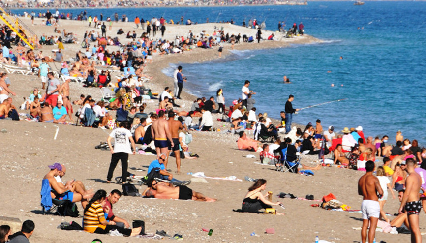Kısıtlamanın ardından dünyaca ünlü sahile akın ettiler
