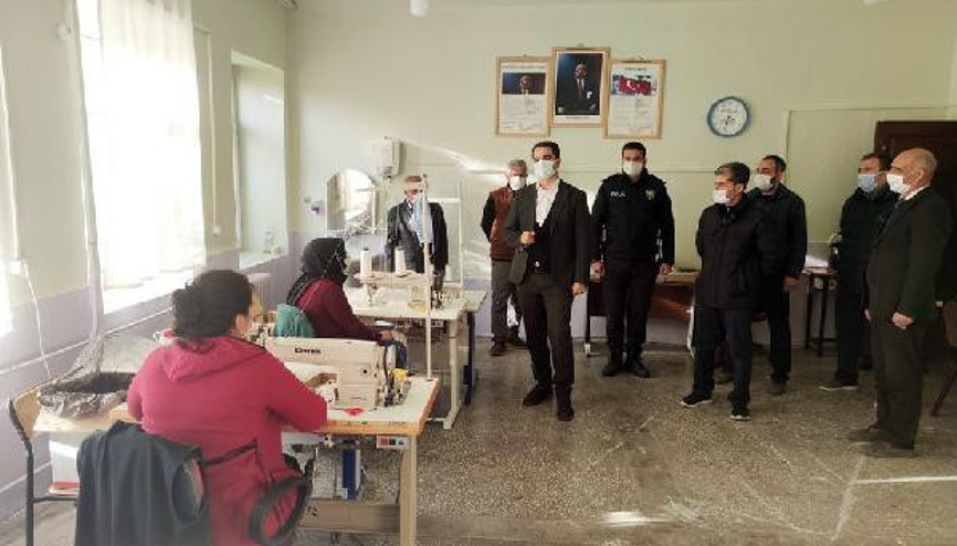 Kadınların ürettiği maskeler ilçe halkına ücretsiz dağıtıldı