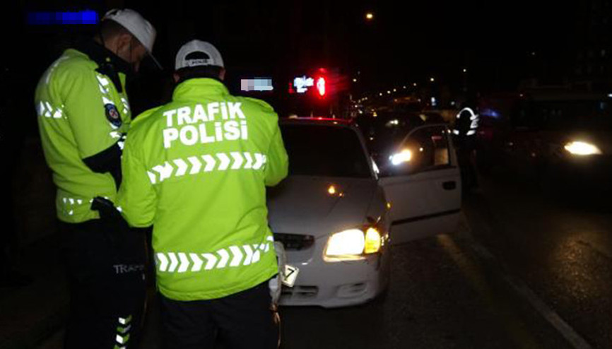 Kız arkadaşıyla gezerken yasağı ihlal etti, otomobilinden de uyuşturucu çıktı