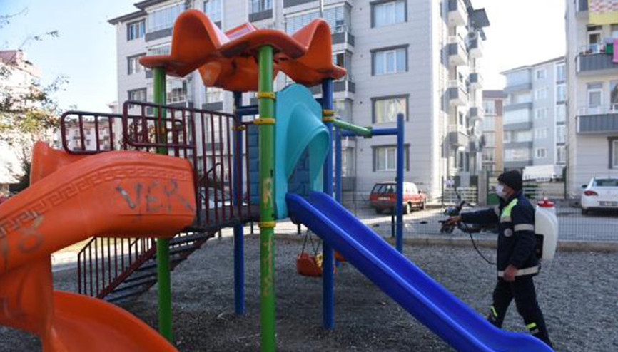 Tokatta çocuk parkları dezenfekte ediliyor