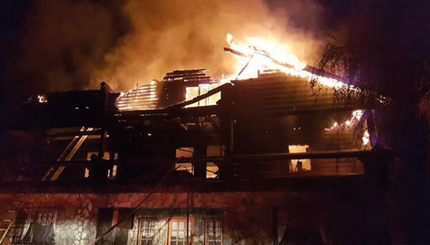 Çıkan yangında iki katlı ev kullanılamaz hale geldi