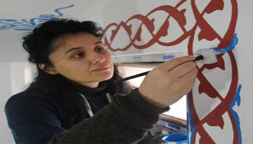 Kadın nakkaş, cami duvarlarını şekillendiriyor Kadın nakkaş, cami duvarlarını şekillendiriyor