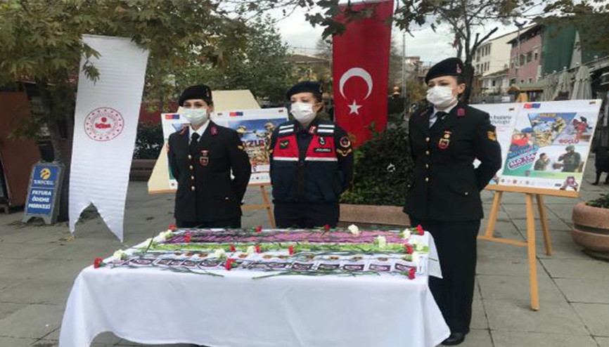 Eyüpsultanda jandarma ekipleri kadın destek uygulamasını tanıttı Eyüpsultanda jandarma ekipleri kadın destek uygulamasını tanıttı