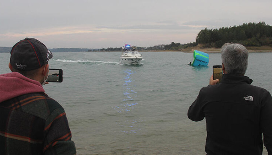 Vatandaşlar dünya ikincisi sörfçüyü mahsur kaldı sandı İşte o ilginç anlar... Vatandaşlar dünya ikincisi sörfçüyü mahsur kaldı sandı İşte o ilginç anlar...
