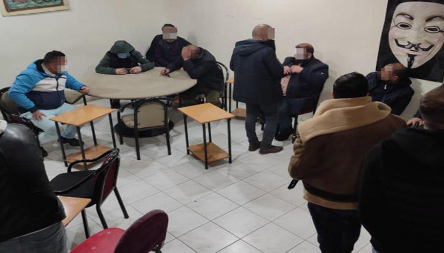 Sivasta yasağa uyulmayan kıraathanenin işletmecisi ve müşterilerine ceza