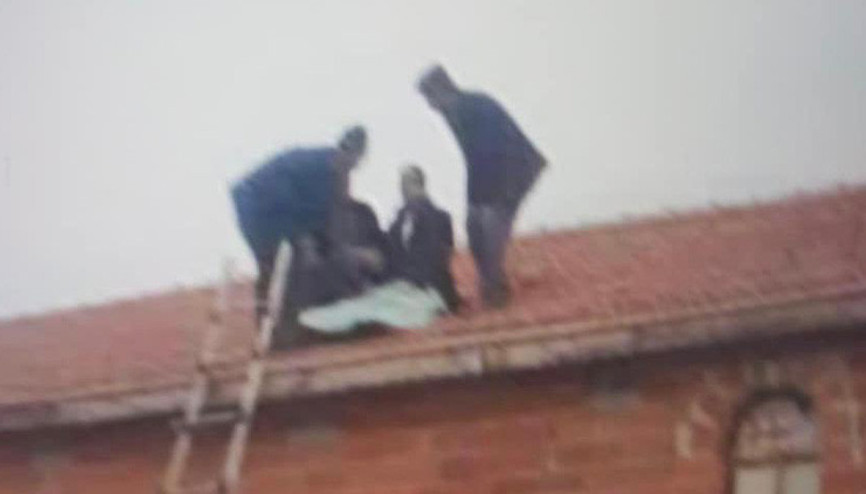 Son dakika haberleri... Akılalmaz kaza Araçtan çatıya fırladı... Şaşırdık, anlam veremedik