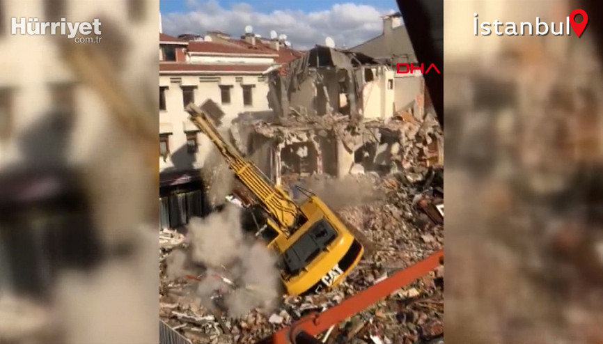 Bakırköyde yıkım yapan kepçe böyle devrildi