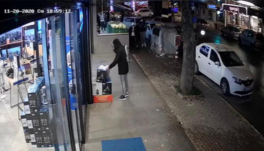 Tuzlada dükkan önündeki süpürgeyi böyle çaldı