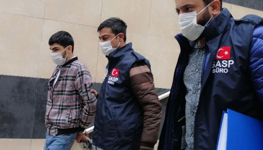 İş adamlarına tuzak Sokak ortasında elektroşok cihazı ile bayıltmışlar… İş adamlarına tuzak Sokak ortasında elektroşok cihazı ile bayıltmışlar…