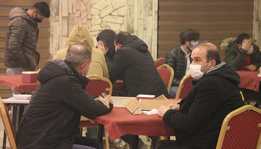 Kovid-19 kurallarını ihlal ederek kafede okey oynayanlara 58 bin 500 lira ceza