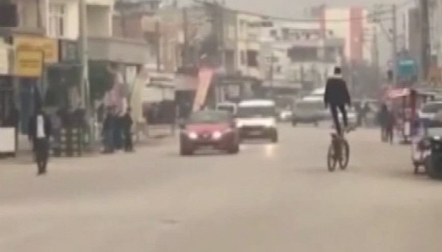 Akan trafikte canını hiçe saydı...