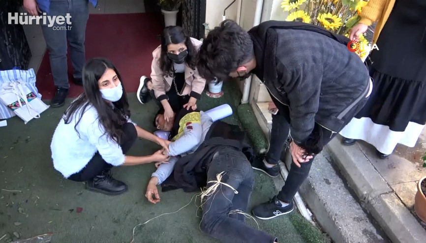 Bıçakla yaralanan iki şahsa  yoldan geçen iki kadın sağlıkçı müdahale etti