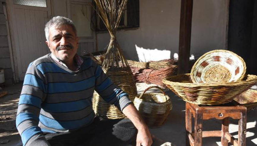 40 yıllık usta, söğüt dallarını sepete dönüştürüyor 40 yıllık usta, söğüt dallarını sepete dönüştürüyor