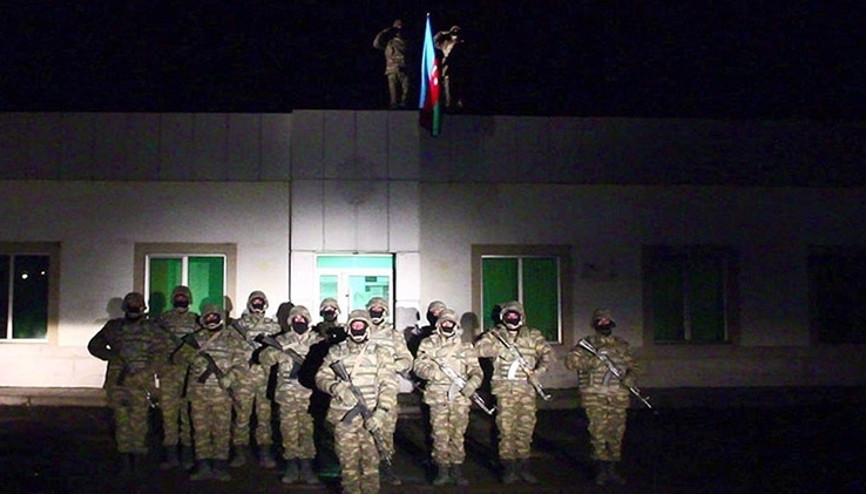 Azerbaycan ordusu işgalden kurtarılan Laçına bayrak dikti