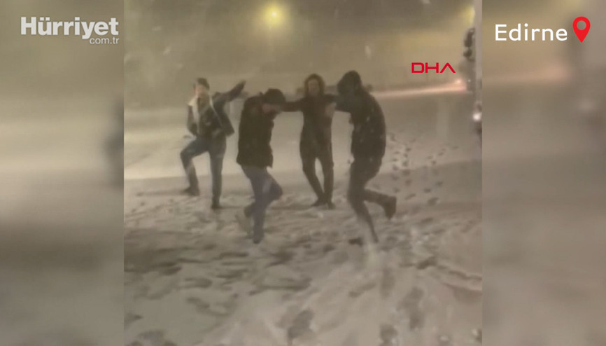 Locals in Edirne welcome season’s first snow with joyous folk dance