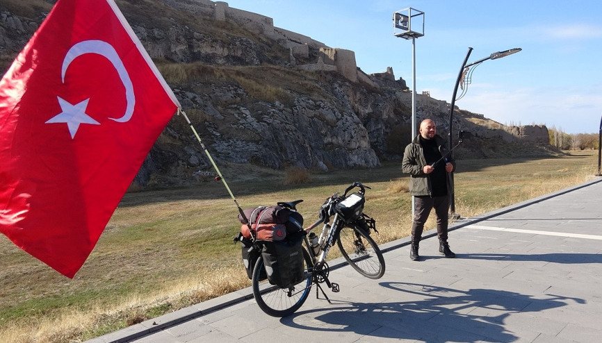 Sağlık sorunlarına rağmen yollarda... Türkiye’yi Avrupa ülkelerine tanıtıyor