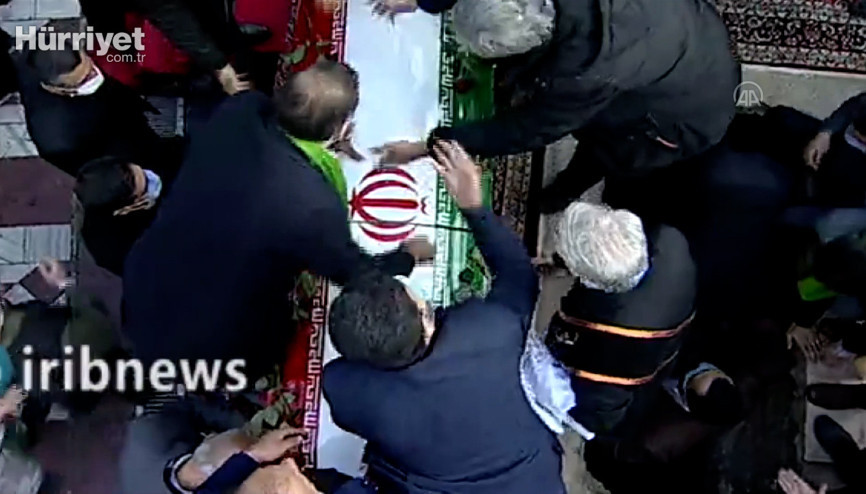 İranlı nükleer bilimci Fahrizadenin cenaze töreni görüntüleri