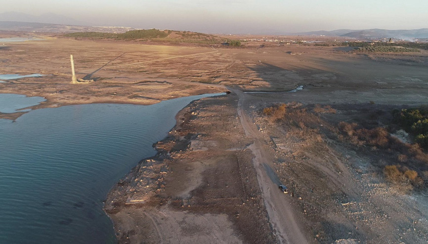 Baraj suları altında kalan köy, kuraklık sonrası ortaya çıktı