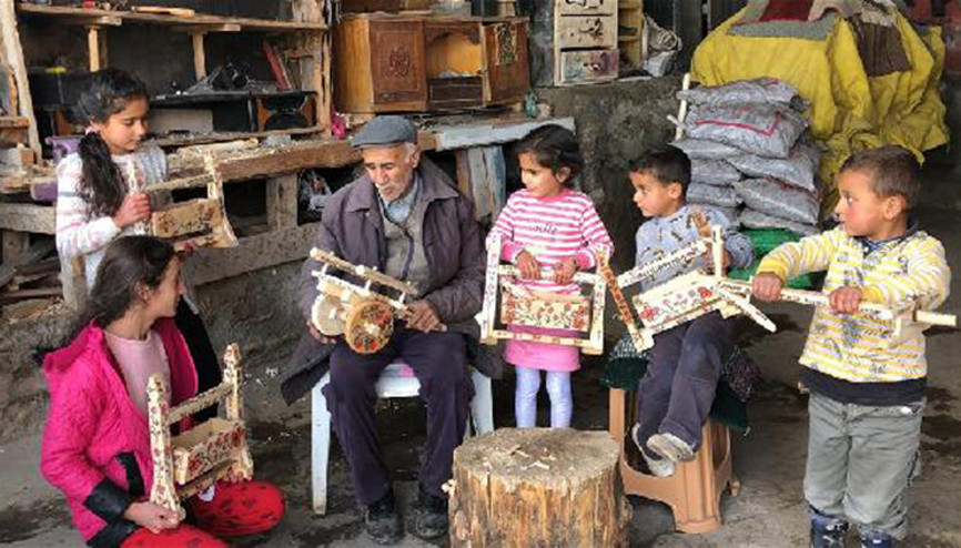 Karsın Cumhuriyet dedesi minyatür kağnı ve beşik yapıyor Karsın Cumhuriyet dedesi minyatür kağnı ve beşik yapıyor