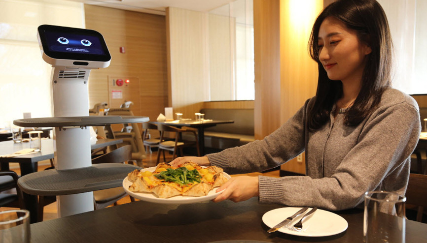 Güney Korede fütüristik robotlar hayatı kolaylaştırıyor