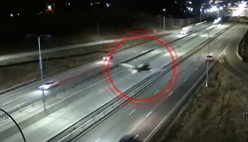 ABDde tek motorlu uçak otoyola acil iniş yaptı