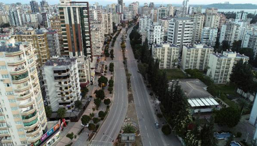 Adana’da cadde ve sokaklar sessizliğe büründü