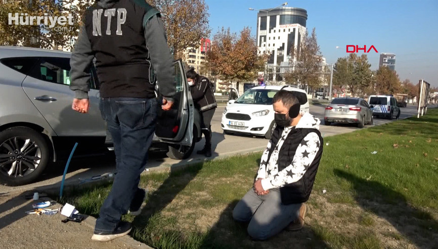 Ablasına televizyon götürdüğünü söyleyip kısıtlamayı ihlal etti, otomobilinden uyuşturucu çıktı
