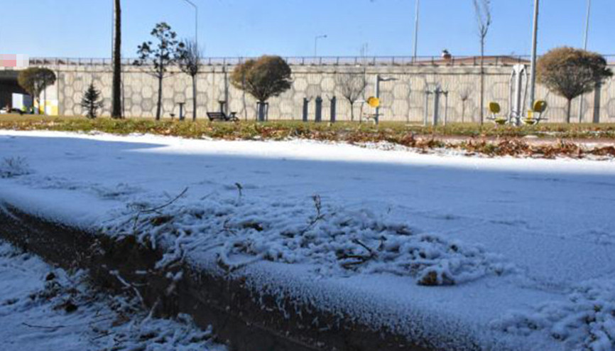 Sivasta oluşan kırağı gölgede kar, güneşte bahar görüntüsü verdi