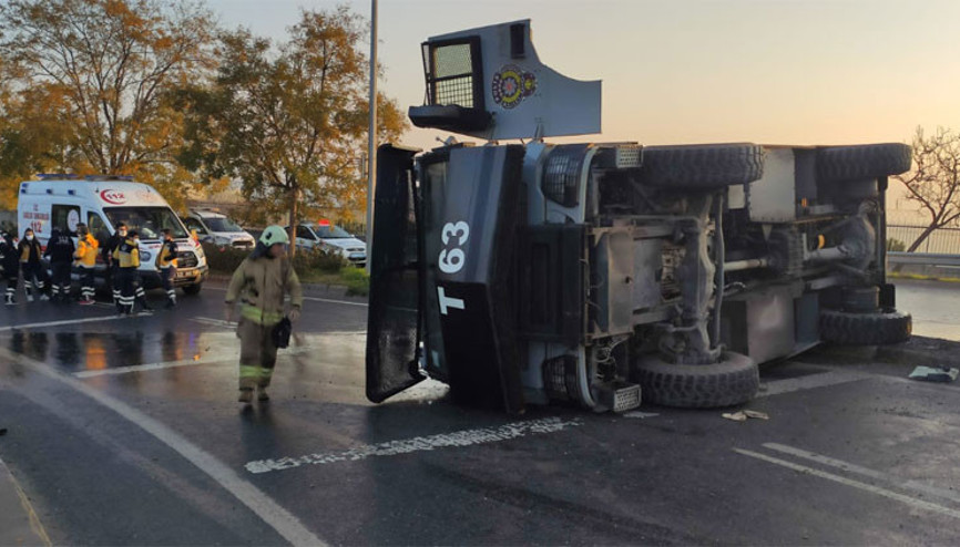 Küçükçekmece D-100de TOMA devrildi