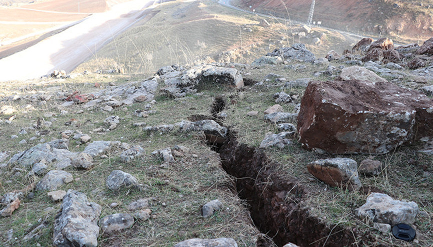 Son dakika haberleri... Siirt depreminin ardından derin yarıklar oluştu Depremden 45 dakika önce buhar çıktığını gördük Son dakika haberleri... Siirt depreminin ardından derin yarıklar oluştu Depremden 45 dakika önce buhar çıktığını gördük