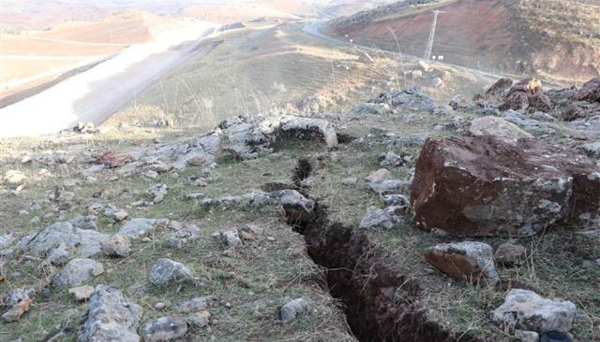 Siirt depreminin ardından oluşan derin yarıklar görüntülendi