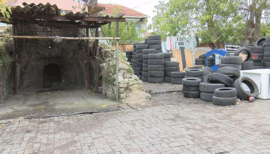 Lastikler arasında 700 yıllık tarihi şapel