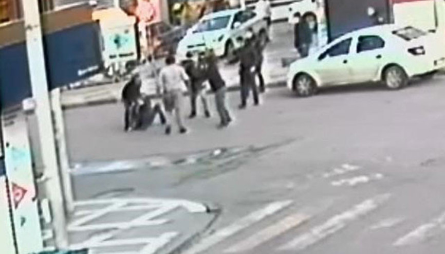 Zihinsel engelli bir kişi polis aracını tekmeleyip, memura yumruk attı