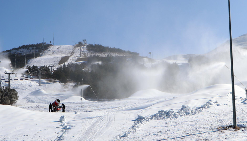 Kısıtlama nedeniyle kayakçının olmadığı Palandökende, suni karlama yapıldı Kısıtlama nedeniyle kayakçının olmadığı Palandökende, suni karlama yapıldı
