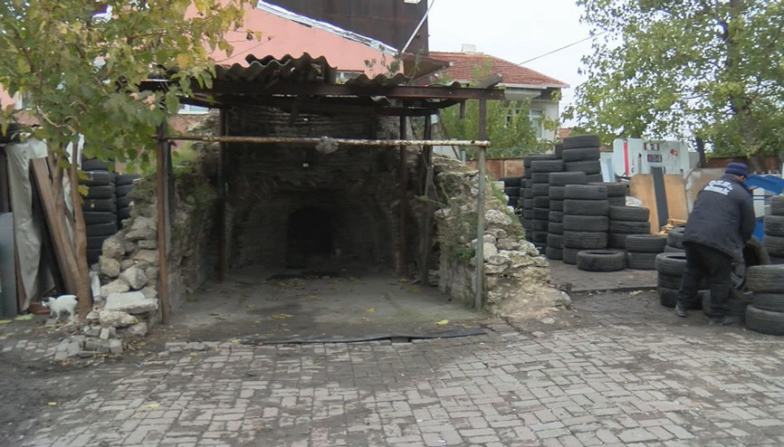 Lastikler arasında 500 yıllık tarihi şapel