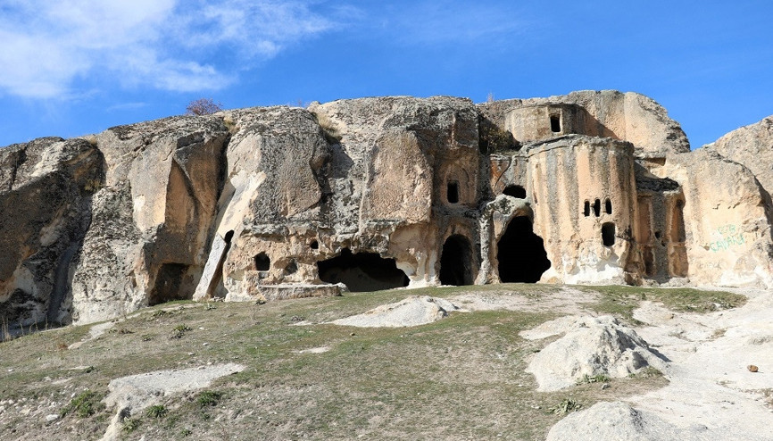 Frig Vadisindeki aşk yazıları temizleniyor