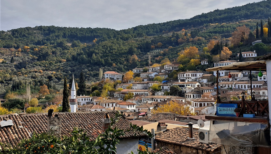 Sokağa çıkma kısıtlamasında kıyamet köyünde konaklamayı tercih ettiler
