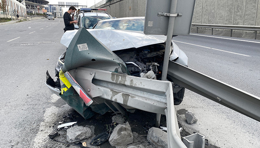 TEMde feci kaza Otomobil bariyerlere ok gibi saplandı