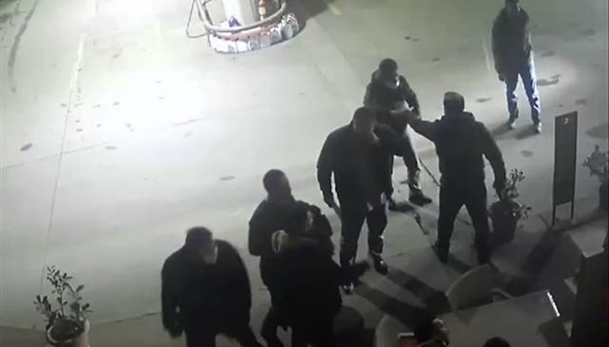 Yaklaşık 10 kişilik grubun benzinliği silah ve sopalar ile bastığı anlar kamerada