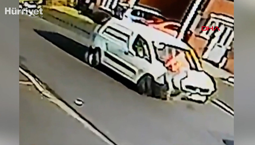 Şoför, aracını çalan soyguncuları böyle durdurmaya çalıştı