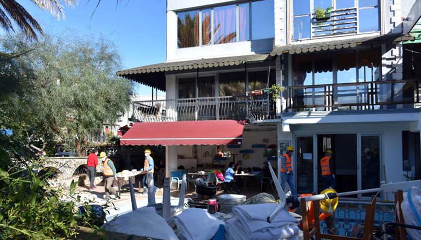 Marmaristeki otel yıkım için boşaltılmaya başlandı