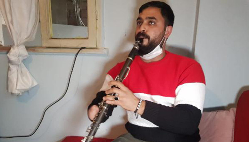 İş kazasında elini kaybeden müzisyen, tek eliyle klarnet çalıyor İş kazasında elini kaybeden müzisyen, tek eliyle klarnet çalıyor