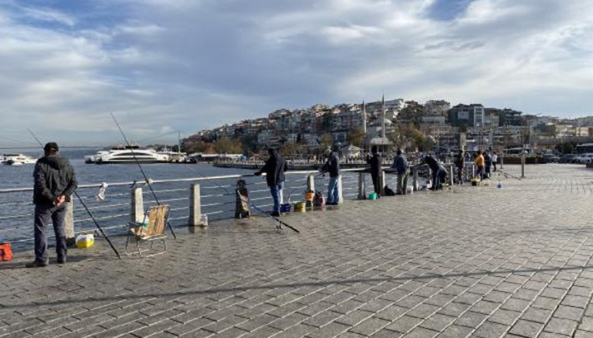 Üsküdar Sahilinde sosyal mesafeli balık avı
